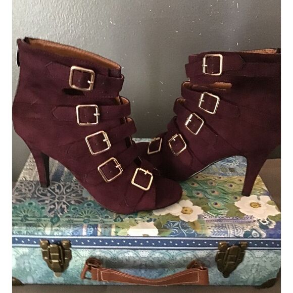 BNIB~Burgundy Velvet Beacon Fashion Buckle Accent Bootie Heels Sz 9M - Picture 1 of 4